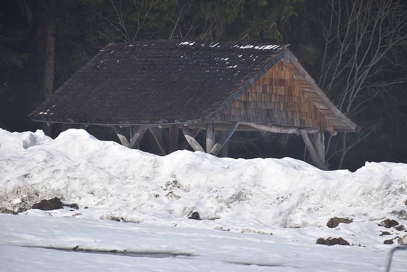 Dolní Moravice leží pod hřebeny Jeseníků. Kromě 388 místních obyvatel zde potkáte také spoustu chatařů, chalupářů a turistů.