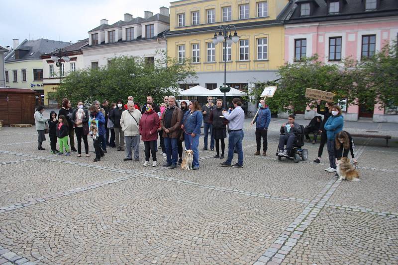 Na bruntálském náměstí se sešlo asi třicet demonstrantů, aby podpořili iniciativu Milion chvilek pro demokracii.