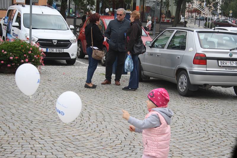 Hnutí ANO uspořádalo na krnovském náměstí hromadné vypouštění balonků. Kampaň měla nečekaný ohlas a rozvířila diskusi, zda jsou latexové balonky odpad poškozující přírodu nebo neškodná zábava.