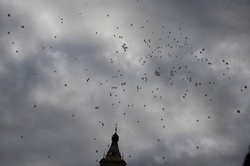 Hnutí ANO uspořádalo na krnovském náměstí hromadné vypouštění balonků. Kampaň měla nečekaný ohlas a rozvířila diskusi, zda jsou latexové balonky odpad poškozující přírodu nebo neškodná zábava.