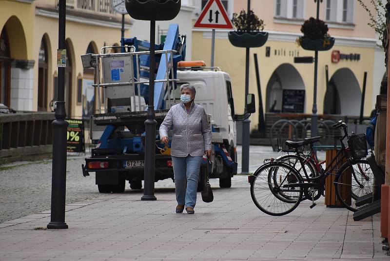 Krnované 21. října 2020 poctivě nasadili roušky a respirátory. Stávají se běžnou součástí výbavy také u cyklistů.