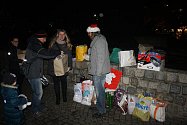 Ludvík Gregárek s Martinou Kocourkovou pravidelně organizují vánoční sbírku hraček pro děti v krnovské nemocnici.