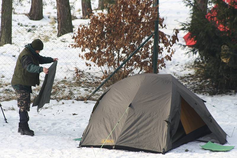 Nocleh ve stanu při čtrnácti stupních pod nulou a spoustu zábavy si užili táborníci pod úvalenskou rozhlednou.