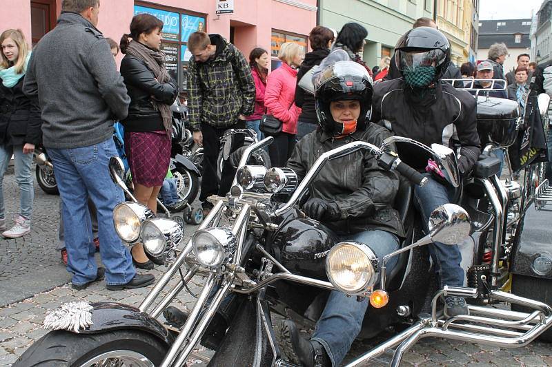 Benzín voněl a motory burácely o víkendu v centru Bruntálu, kam se sjeli motorkáři, aby společně oficiálně zahájili letošní jezdeckou sezonu.