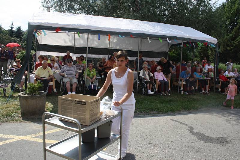 Důchodci z Hlavnice navzdory svému věku si rádi hrají na čmeláčky, včelky nebo berušky. Svým bezprostředním řáděním dokázali pobavit krnovské seniory i sami sebe.