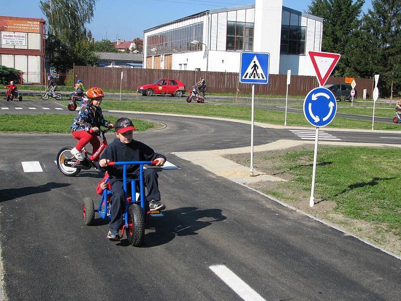 Dětské dopravní hřiště v Krnově, které se dočkalo oprav za milion korun, bylo tento týden oficiálně otevřeno pro veřejnost. 