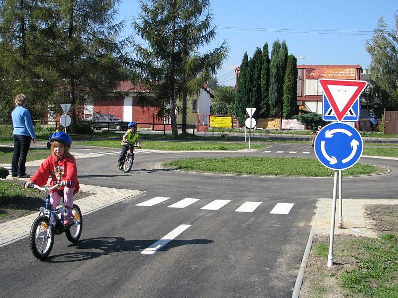 Dětské dopravní hřiště v Krnově, které se dočkalo oprav za milion korun, bylo tento týden oficiálně otevřeno pro veřejnost. 