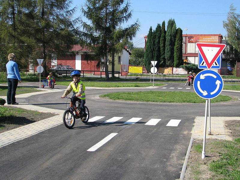 Dětské dopravní hřiště v Krnově, které se dočkalo oprav za milion korun, bylo tento týden oficiálně otevřeno pro veřejnost. 