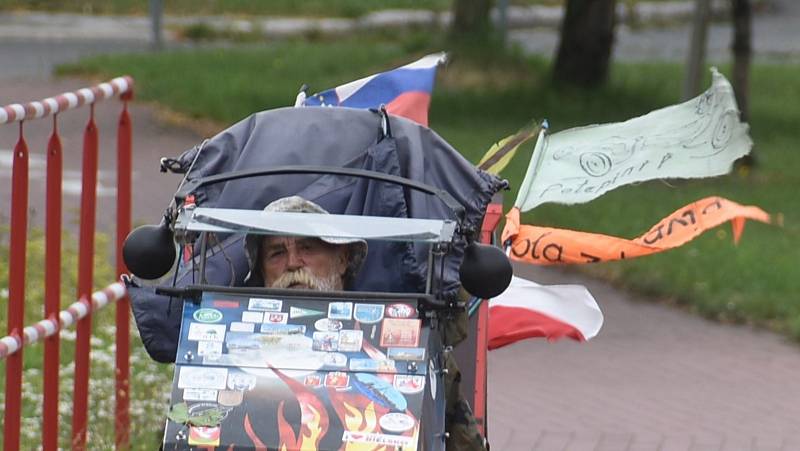 Slovinský tulák projíždí Evropou na šlapohybu s logem hlemýždě. Nikam nespěchá a domeček si veze s sebou. Srpen 2022