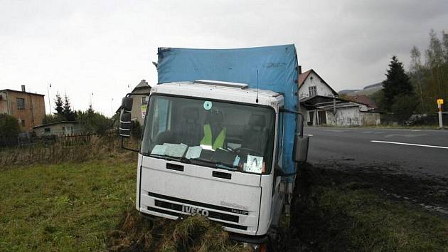 Pondělní odpoledne 19. října přineslo řidiči nákladního vozu technickou závadu, kvůli které skončil šofér i jeho vůz v příkopu.