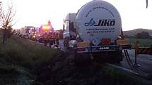 Ke komplikované nehodě, při níž se střetla cisterna DAF plná horkého asfaltu s nákladním autem Mercedes Atego, které převáželo krmivo, došlo ve čtvrtek 1. června ráno u Krnova. Hasiči byli na místě do pozdního večera.