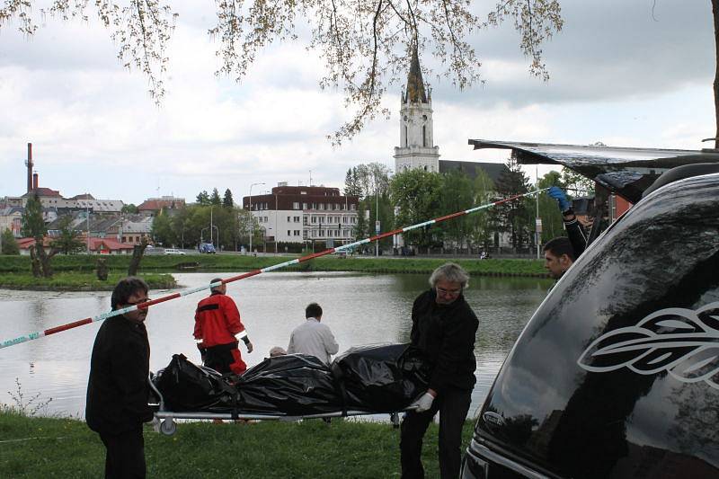 Bruntálský rybník se stal ve středu dějištěm lidské tragédie. Policejní potápěči na břeh vytáhli tělo padesátiletého muže. Příčinu jeho smrti určí teprve soudní pitva.