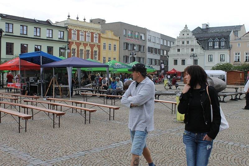 Páteční dopoledne patřilo na náměstí Míru a v jeho blízkém okolí přípravám na Dny města Bruntálu, které trvají až do neděle 22. června.