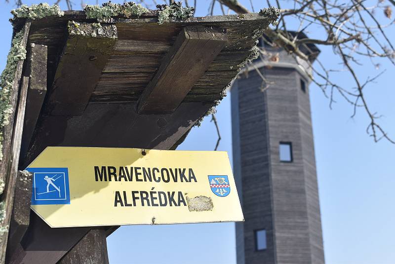 Hřiště v Nové Vsi nad Dolní Moravicí vybudovaly Lesy ČR. Stala se z něj vyhledávaná atrakce Jeseníků.