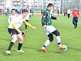 Kvalitních sedmdesát minut odehráli krnovští fotbalisté proti Jeseníku. Na snímku vlevo Marek Havlíček.