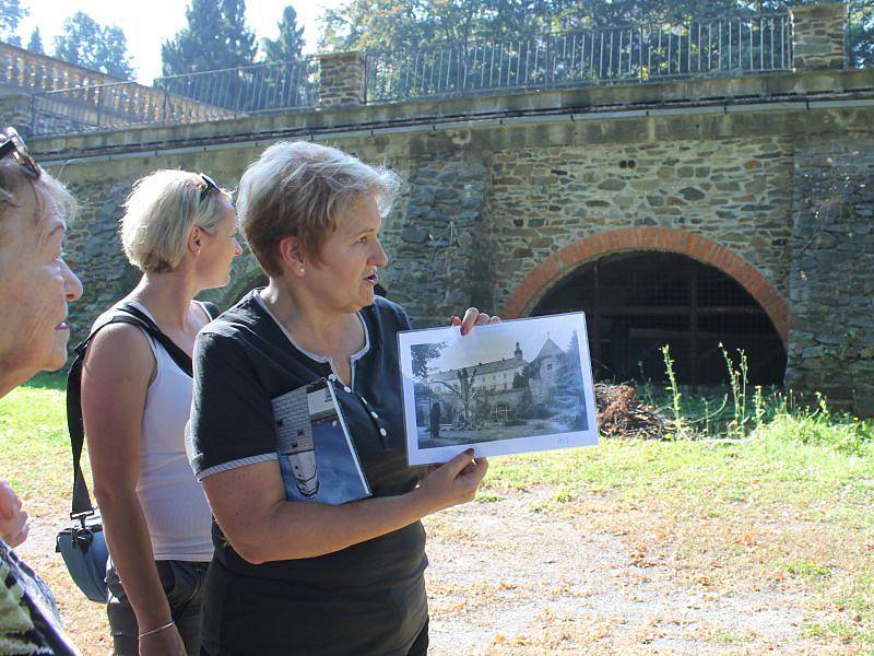 Historička umění Ľubica Mezerová ukazuje starý snímek se sallou terrenou, před níž kdysi rostl banánovník. Pokud vyjdou žádosti o podporu dvou projektů, do dvou let by měl zámecký park projít úpravami a získat důstojnou podobu.