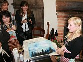 Tess Gemelová je mladá výtvarnice z Lichnova, která propadla malování na vodě technikou ebru. Jak tyto obrazy vznikají ukázala i na vernisáži v krnovské Bauerově kavárně.