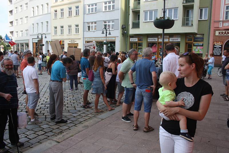 Demonstrace za nezávislou justici a proti vládě 11. června v Krnově.