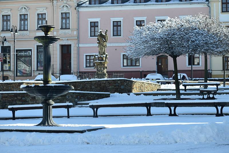 Podívejte se, jak to o víkendu vypadalo na Krnovsku a Hornobenešovsku: oblevu střídá sněžení. Leden 2021.