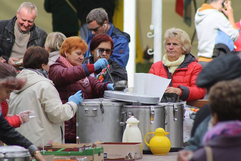 Jedním z míst, kde se sešli Poláci v rámci akce Růženec na hranicích, byl také kostel v Opawici. Na 750 registrovaných účastníků se z kostela vydalo procesím do kilometr vzdálených Lenarcic. Modlitby růžence  se odehrály na hřišti přímo naproti linhartovs