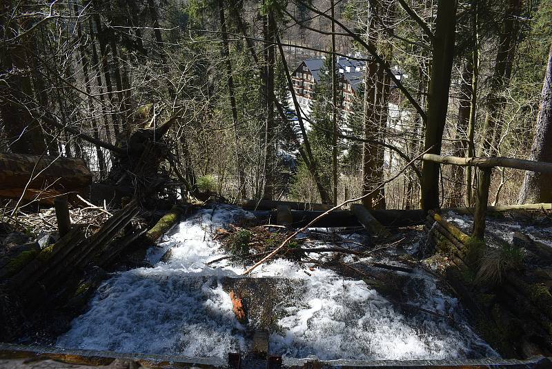 Udělejte si někdy výlet kolem náhonu, který přivádí vodu pro umělý vodopád v Karlově Studánce.