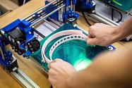 Výroba ochranných štítů na 3D tiskárně. Ilustrační foto.