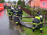 Více než šest desítek hasičů z 12 profesionálních a dobrovolných jednotek hasičů mělo v úterý odpoledne a večer plné ruce práce s odstraňováním následků bouře a přívalového deště s kroupami ve Starých Heřminovech.