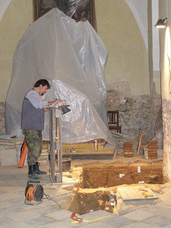 Kostel Archanděla Michaela v Hrozové na Osoblažsku připravil památkářům, kteří zde od roku 2011 provádějí archeologický průzkum, senzaci: v chrámu postaveném ve 13. století objevili pod vrstvami omítky vedle hlavního oltáře vzácné fresky.