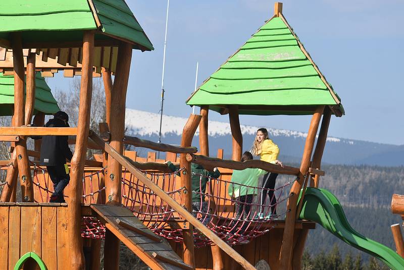 Hřiště v Nové Vsi nad Dolní Moravicí vybudovaly Lesy ČR. Stala se z něj vyhledávaná atrakce Jeseníků.