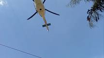 VRTULNÍK pomáhal hasičům a záchranářům v Kopřivné při nácviku jak dostat lyžaře z pokažené lanovky na zem. Příští den sice technická závada vyřadila vrtulník z provozu, ale cvičení pokračovalo i bez letecké podpory.
