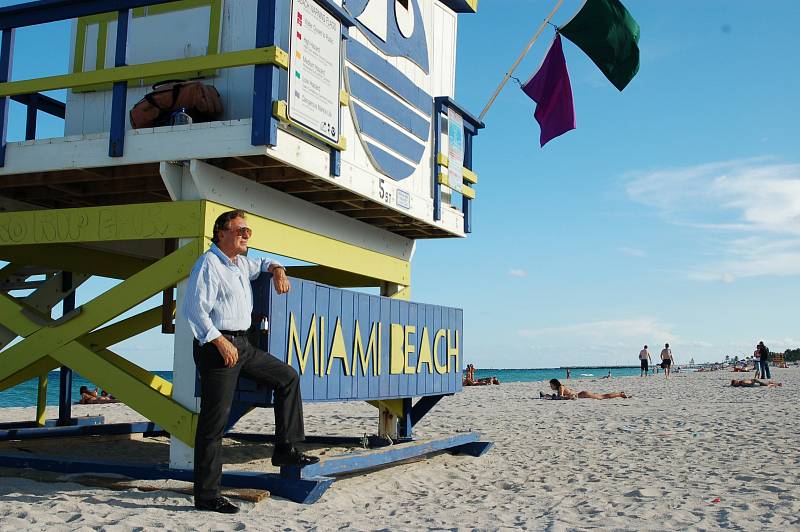 Karel Gott byl na pláži Miami Beach jen jednou v životě. S fotografem Jiřím Krušinou.