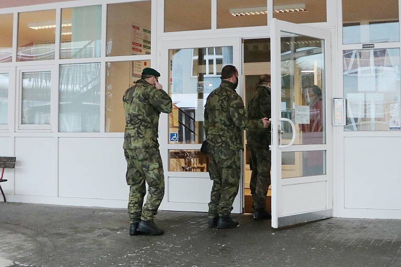 Armáda vyslala dvanáct vojáků na pomoc Domovu pro seniory v Krnově.