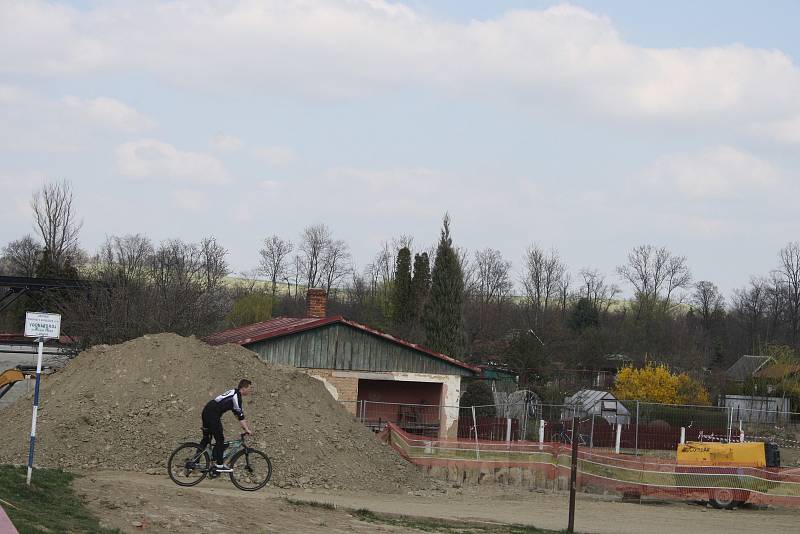 Stavba obchvatu Krnova se dostala do nejcitlivějšího úseku. Prochází ochranným pásmem krnovské vodárny a prameniště a současně překonává řeku Opavici.