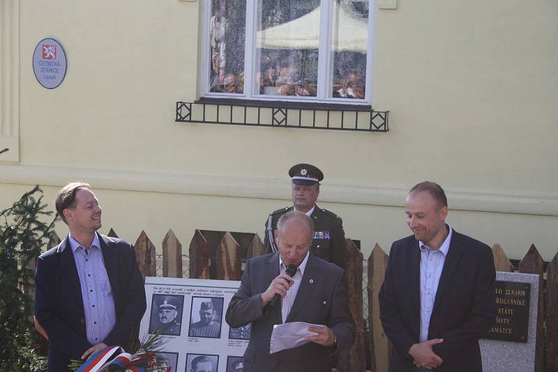 Osmdesáté výročí Liptaňské tragédie kromě pietního kladení květin k památníkům letos provázela také rekonstrukce této události.