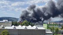 Požár střechy budovy s posypovou solí v Bruntálu, 9. srpna 2022.