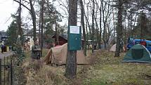 Otužilí fanoušci zimního táboření se do Úvalna na Stražiště sjíždí už 17 let.