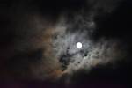 Na Osoblažsku o víkendu byly ideální podmínky pro pozorování bobřího mikroúplňku. Měsíc a řídká oblačnost vytvořily na obloze fascinující show.
