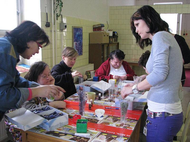 Ručně dělané svíčky, které klienti a pracovníci právě v dílně vyrábějí se stávají stále obliběnějším obchodním artiklem. 