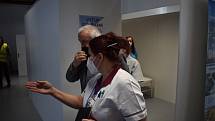 Nové očkovací centrum v průmyslovém areálu AL INVESTU Břidličná je ukázkou dobré spolupráce kraje, nemocnice a soukromého sektoru. Jako první se zde nechal naočkovat starosta Břidličné, který už má sedmdesátku za sebou.