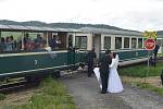 Na osoblažské úzkokolejce poprvé vypravili speciální svatební parní vlak, který vezl ženicha s nevěstou k oltáři do Bohušova. Květen 2023