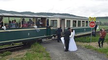 Na osoblažské úzkokolejce poprvé vypravili speciální svatební parní vlak, který vezl ženicha s nevěstou k oltáři do Bohušova. Květen 2023