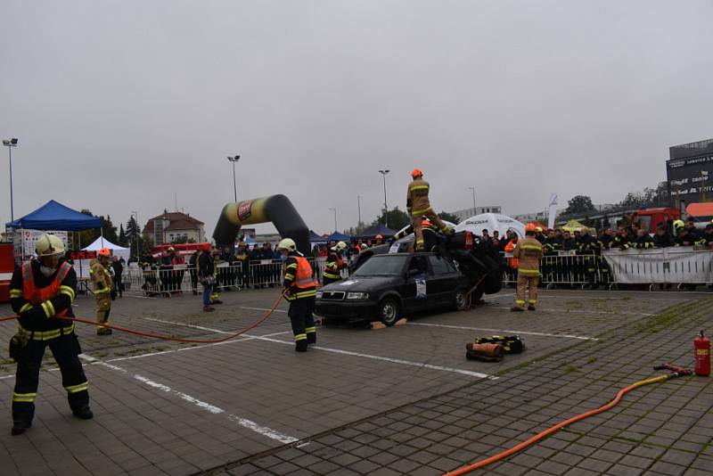 Dobrovolní hasiči z Vrbna pod Pradědem reprezentovali Moravskoslezský kraj v celorepublikové soutěži ve vyprošťování  osob z vraku auta. Foto: Andrea Martínková