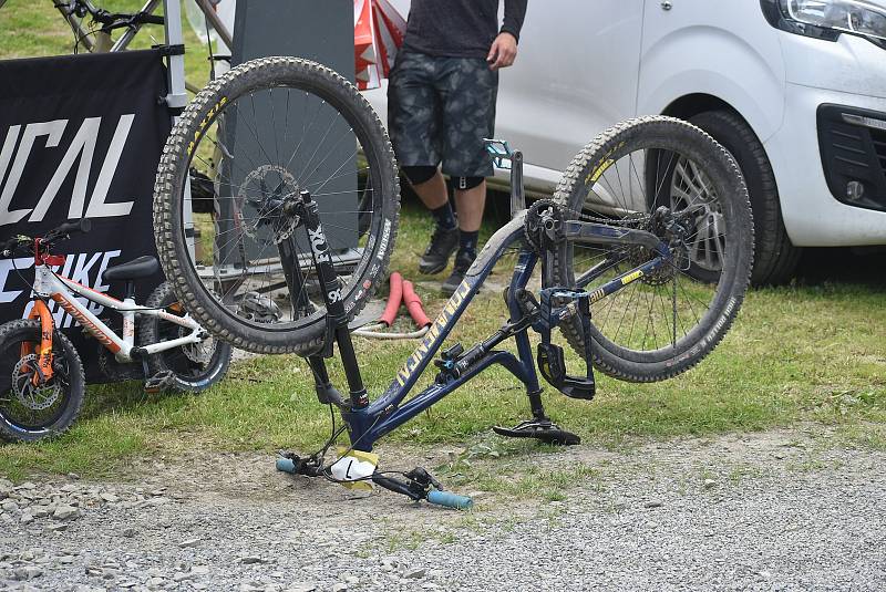 Bikepark Kopřivná v Jeseníkách pojal zahájení sezony jako zábavnou show pro celou rodinu.