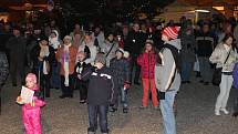 Náměstí Míru v Bruntále se ve středu 12. 12. zaplnilo lidmi, kteří si přišli zazpívat v rámci akce Česko zpívá koledy a načerpat atmosféru blížících se vánočních svátků. 