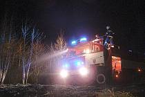 Hasiči zasahují při požáru lesa v Polsku.
