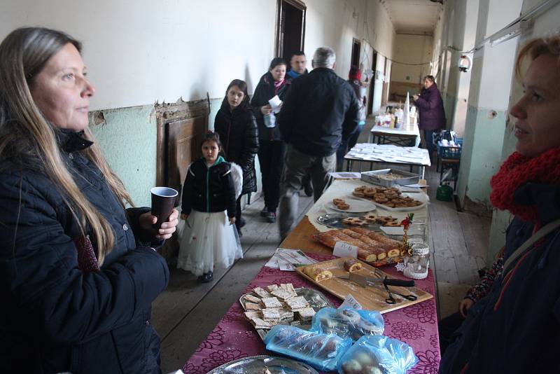 Zámek v Hošťálkovech oživil všechny adventní a vánoční zvyky, jaké u nás byly běžné ještě před sto lety. Na historickou přesnost dohlížela bruntálská památkářka Ľubica Mezerová.