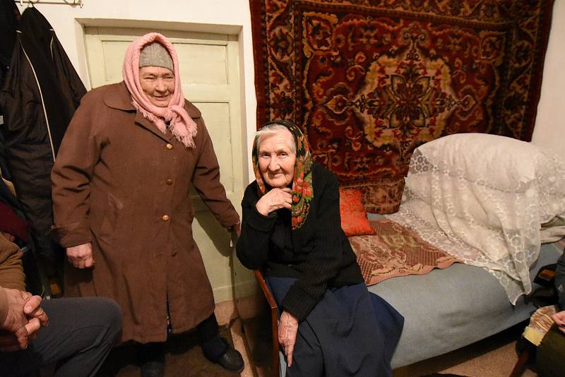 Dvě ženy, které dál žijí v oblasti bojů ve vesnici Krasnohirivka.