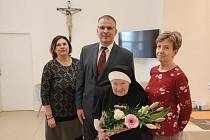 Zástupci Města Albrechtic navštívili letos v březnu klášter sester Boromejek, aby blahopřáli ke stým narozeninám sestře Aloisii, vlastním jménem Růženě Veselé.