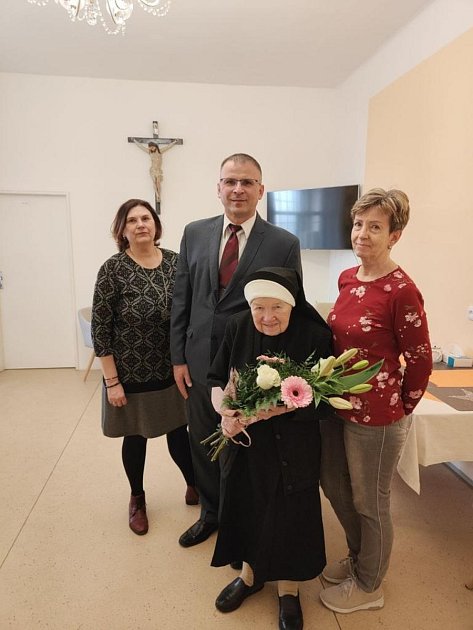 Zástupci Města Albrechtic navštívili klášter sester Boromejek, aby blahopřáli ke stým narozeninám sestře Aloisii, vlastním jménem Růženě Veselé.
