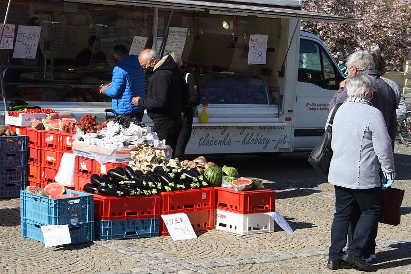 Bruntálské náměstí oživily tradiční trhy, a také řada obchůdků už má zase otevřeno.  Lidé důsledně nosí roušky a snaží se dodržovat rozestupy. Současně si užívají jarního sluníčka a snaží se zapomenout na koronavirus.